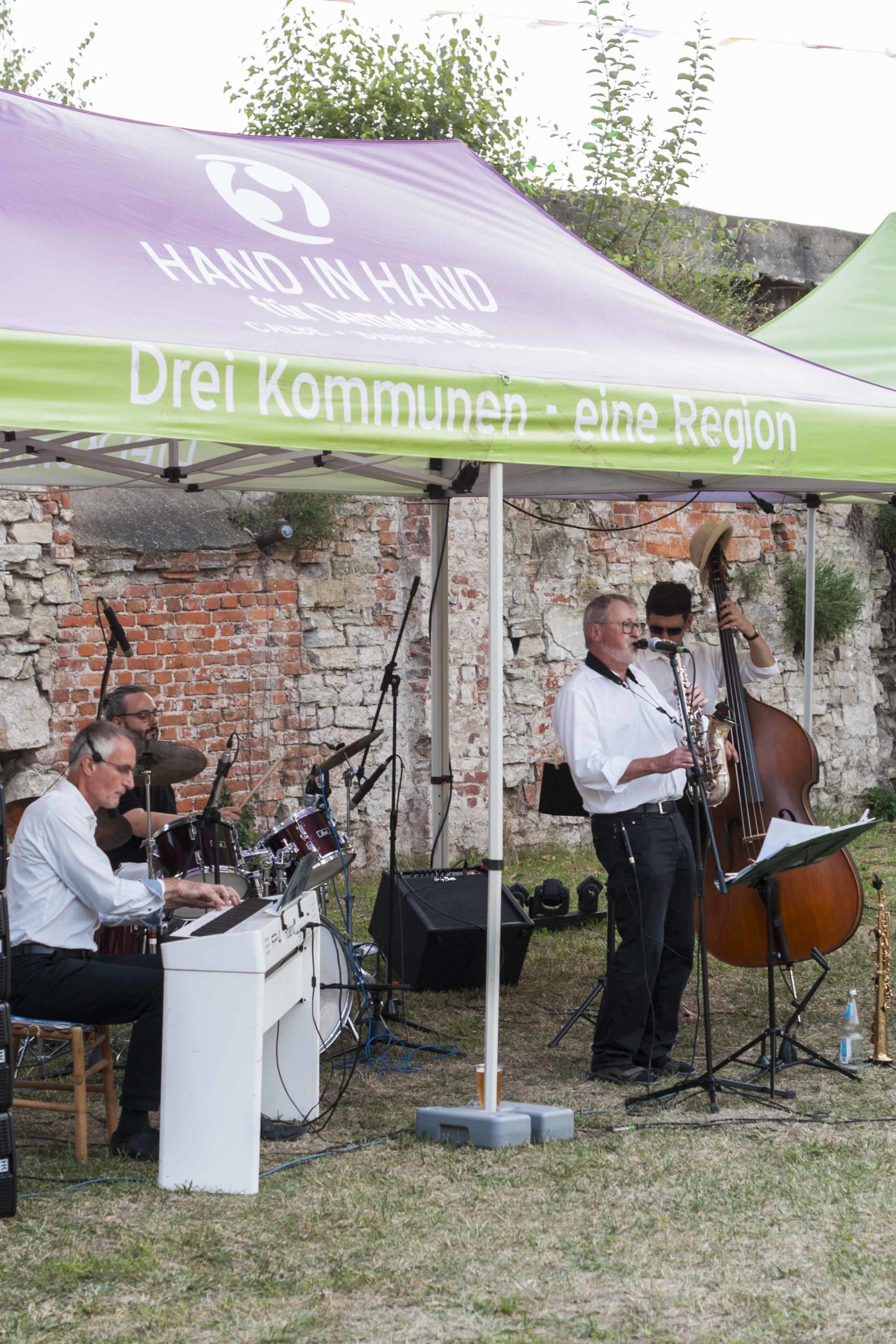 Band Lucid Dream steht auf dr Bühne vor Publikum