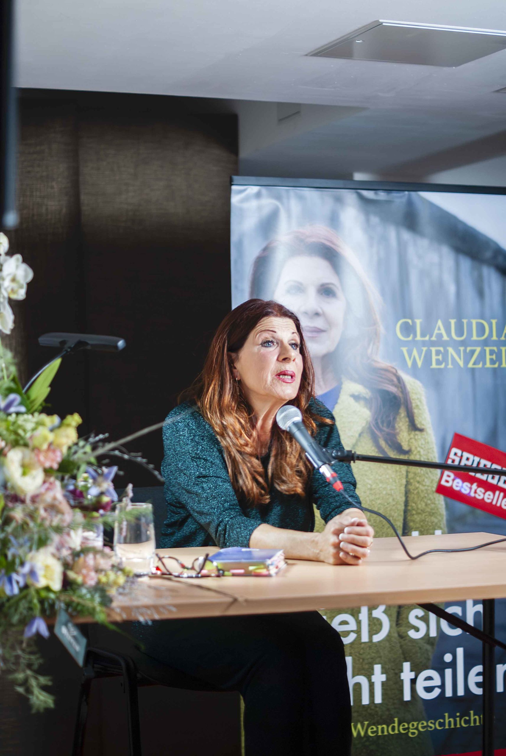 Die Autorin Claudia Wenzel liest aus ihrem Buch vor.