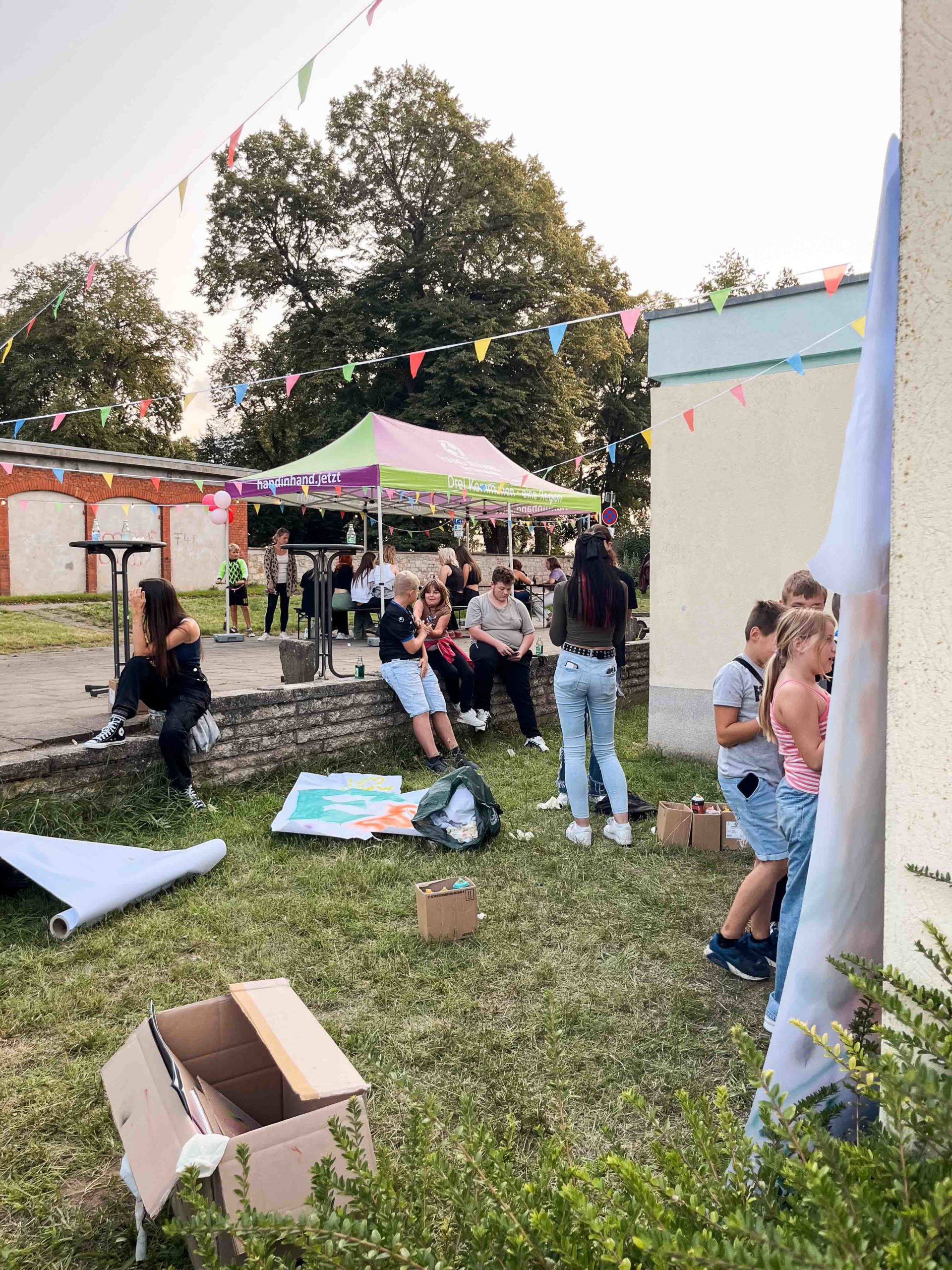 Jugendliche auf dem Sommerfest