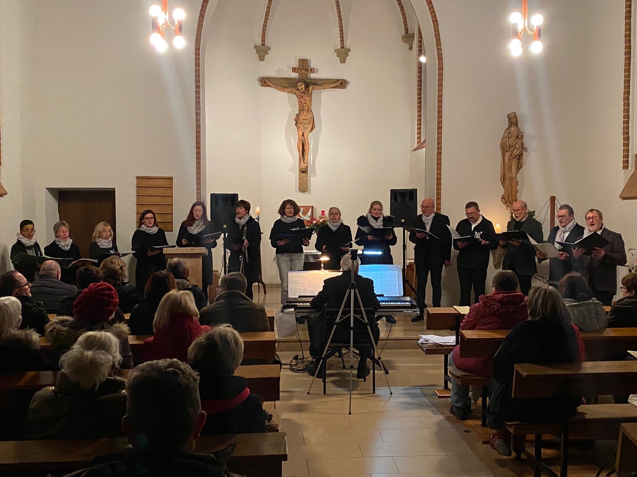 Chor singt vor Publikum in der Kirche