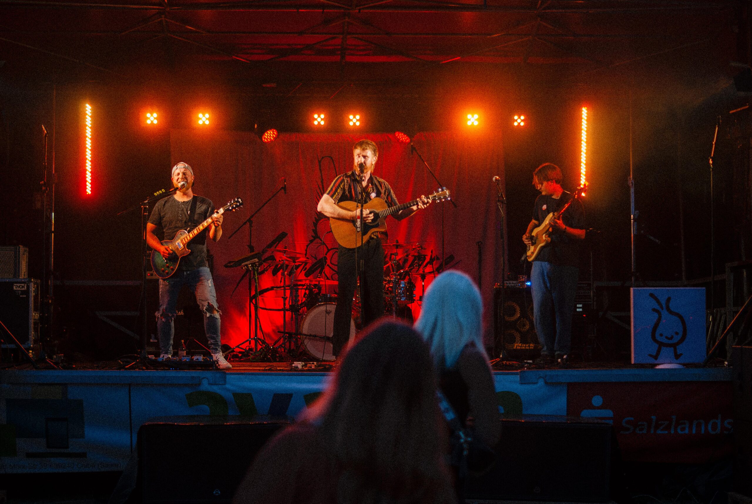 Die Band Young Province steht mit vier Musikern auf der Bühne vor Publikum, das tanzt.